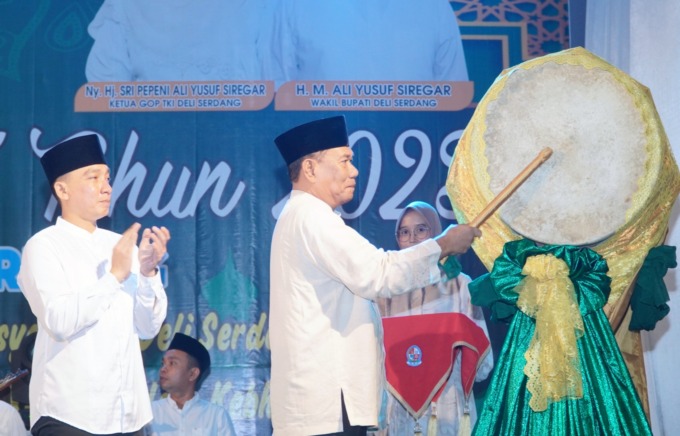 PUKUL BEDUK: Bupati Deliserdang Ashari Tambunan memukul beduk tanda dimulainya FSQ ke45 Tingkat kabupaten Deliserdang - IKA/SUMUT POS.