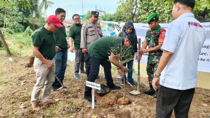 TANAM POHON: Camat Medan Barat, Drs Lilik menanam Pohan di bantaran sungai Deli Kelurahan Glugur Kota Kecamatan Medan Barat, Rabu (14/6) - Tomi Sanjaya Lubis/Sumut .