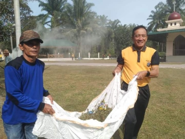 ANGKAT SAMPAH: Suasana bakti sosial dalam rangka HUT ke-77 Bhayangkara yang dilakukan Polres Simalungun di Masjid As Syuhada, Simpang Serapuh, Nagori Senio, Kecamatan Gunung Malela.