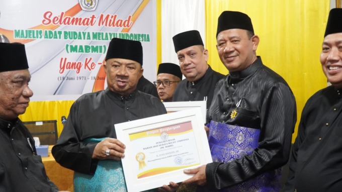 ISTIMEWA/Sumut pos PENGHARGAAN: Plt Bupati Langkat Syah Afandin menerima penghargaan 20 tahun mengabdi dari PB MABMI.