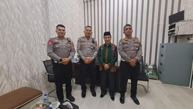 FOTO BERSAMA: Wakil Ketua DPRD Medan H.Rajudin Sagala foto bersama Polrestabes Medan Kompol. Supendi dan lainnya di  Satlantas Polrestabes Medan, Jalan Adi Negoro, Kelurahan Gaharu, Kota Medan, Selasa (20/6/2023).