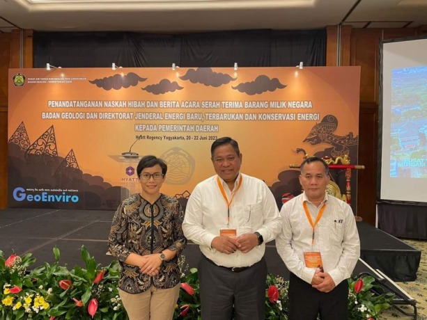 BERSAMA: Bupati Dairi Eddy Keleng Ate Berutu, didampingi Kepala Dinas PUTR Masayara Berutu, diabadikan bersama usai serah-terima hibah aset berupa lampu jenis solar cell dari Kementerian ESDM di Yogyakarta, Rabu (21/6).