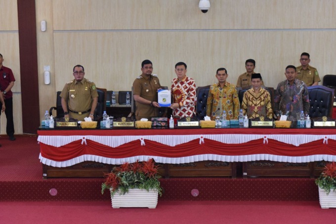 RAPERDA: Wali Kota Medan M. Bobby Afif Nasution foto bersama pada rapat paripurna DPRD Kota Medan dalam rangka penjelasan kepala daerah terhadap Ranperda Kota Medan Tentang Pajak Daerah dan Retribusi Daerah, Selasa (23/5/2023) di ruang Paripurna DPRD Kota