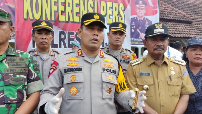 KETERANGAN: Kapolres Binjai AKBP Hendrick Situmorang saat menyampaikan keterangan. Hendrick hanya menjabat 6 bulan, dan menjadi kapolres tercepat di Kota Binjai -Teddy Akbari/Sumut Pos.