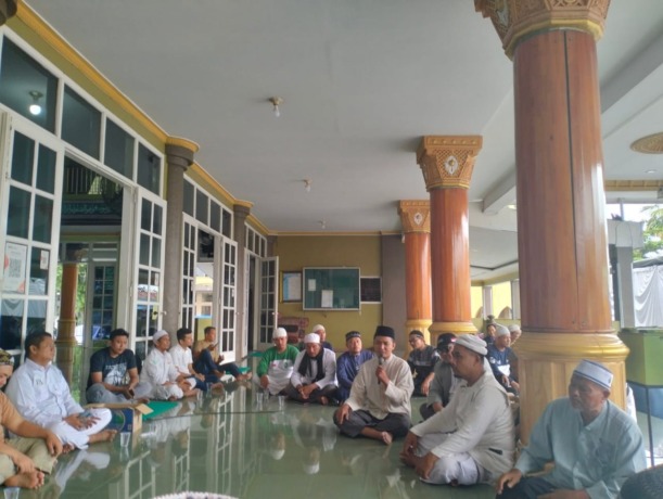 NYATAKAN SIKAP: Komunitas Umat Islam saat menyatakan sikap terkait maraknya begal hingga perjudian di Kota Binjai usai Salat Dzuhur berjamaah.