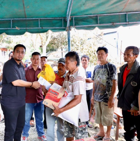 BANTUAN: Ketua KNPI Kabupten Langkat H. Rizky Yunanda Sitepu (kiri) menyerahkan bantuan kepada warga korban kebakaran rumah di Tanjung Pura.