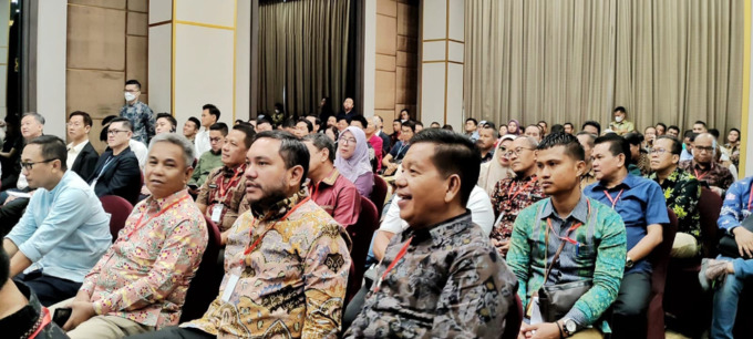 HADIR : Bupati Simalungun Radiapoh Hasiholan Sinaga saat menghadiri APKASI (Asosiasi Pemerintah Kabupaten Seluruh Indonesia) - Kadin Investment Forum Regional Sumatera Tahun 2023.