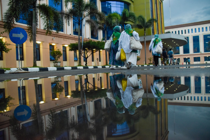 TIBA DI ASRAMA HAJI: Para calon jamaah haji asal Simalungun saat tiba di Asrama Haji Medan, Jalan A. H. Nasution Medan, Senin (5/6) .