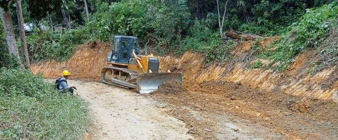 PENGERJAAN: Petugas Dinas PUPR Sumut melakukan pengerjaan infrastrur jalan.