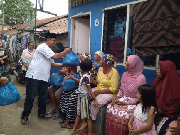 BANTU RAKYAT : Caleg PAN DPRD Kabupaten Deli Serdang Dapil 3, Bang Hotman BANTU RAKYAT di Desa Patumbak II Kecamatan Patumbak.