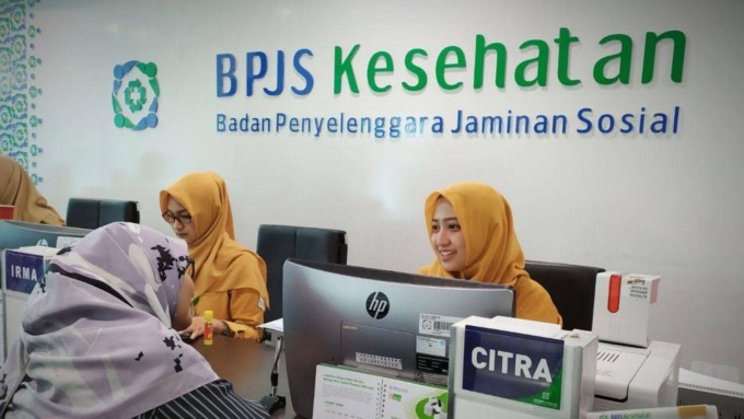 LAYANAN: Costumer service melayani peserta BPJS Kesehatan untuk mendapatkan informasi.