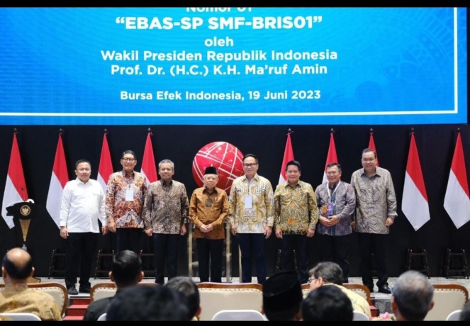 Hadir dalam kesempatan tersebut (ki-ka) : Sekretaris Jenderal Masyarakat Ekonomi Syariah Iggi Haruman Achsien (paling kiri), Ketua Eksekutif Pengawas Pasar Modal Keuangan Derivatif dan Bursa Karbon OJK Inarno Djajadi, Wakil Menteri Keuangan RI Suahasil Na