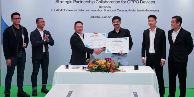 KERJA SAMA: Director & Chief Commercial Officer Indosat Ritesh Kumar Singh (ketiga dari kanan) dan CEO Oppo Indonesia Jim Zhang (ketiga dari kiri) di dampingi oleh SVP Head of Retail & Device Management Indosat Shatya Framudia (paling kiri), SVP Head of B