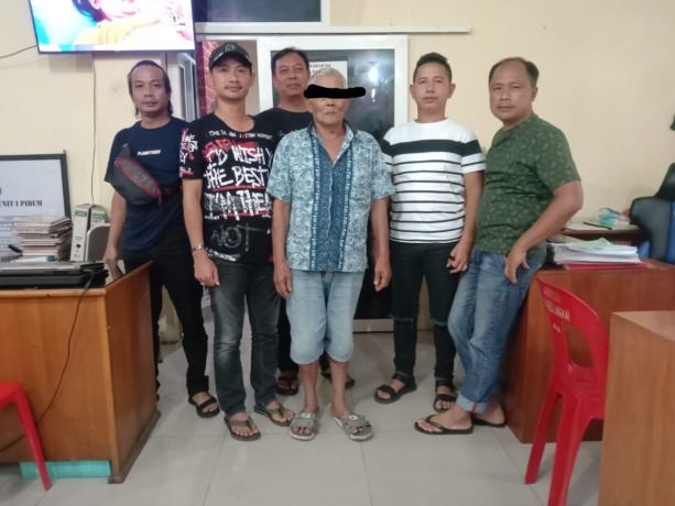 TERSANGKA: Kanit Pidum Polres Langkat, Iptu Herman Sinaga (dua dari kanan) bersama tim menunjukkan tersangka (tengah).