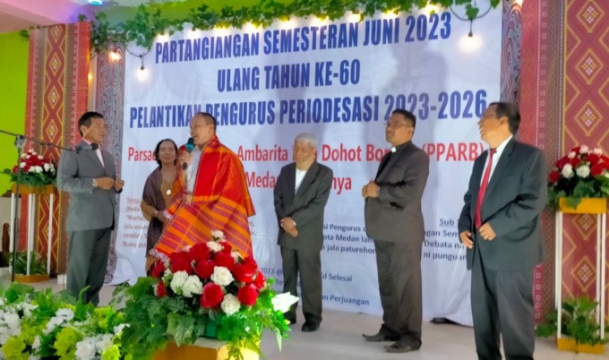Kombes Pol (Purn) Dr. Maruli Siahaan SH, MH menghadiri doa gabungan semesteran Parsadaan Pomparan Ambarita Raja dohot Boruna (PPARB) Kota Medan Sekitarnya, di Wisma Bethesda, Jalan Mesjid Taufik Kota Medan, Minggu (18/6/2023).