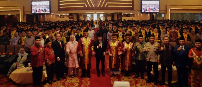 WISUDA UNPAB: Gubsu H Edy Rahmayadi dan Rektor Unpab Dr H Muhammad Isa Indrawan SE MM beserta undangan bersama peserta wisuda ke-70 Unpab, Rabu (21/6). (DEDDI MULIA PURBA/SUMUT POS