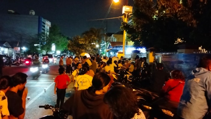 Suasana di depan Gereja HKBP Pabrik Tenun Medan yang dijaga aparat kepolisian.
