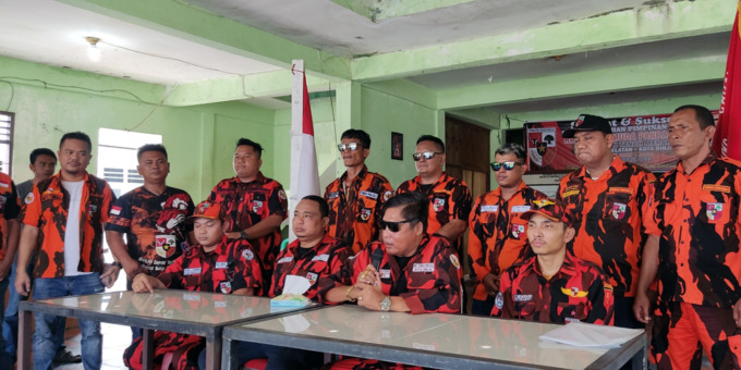 KETERANGAN: J Payo Sitepu (pegang mic), selaku bacalon tunggal Ketua MPC PP Binjai Periode 2023-2027, saat menyampaikan keterangan didampingi para Ketua PAC PP -  Teddy Akbari/Sumut Pos.