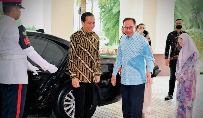 DISAMBUT: Presiden Joko Widodo disambut Perdana Menteri Malaysia Anwar Ibrahim di kediaman resminya, di Seri Perdana, Putrajaya, Malaysia, Kamis (8/6) - istimewa/sumutpos.
