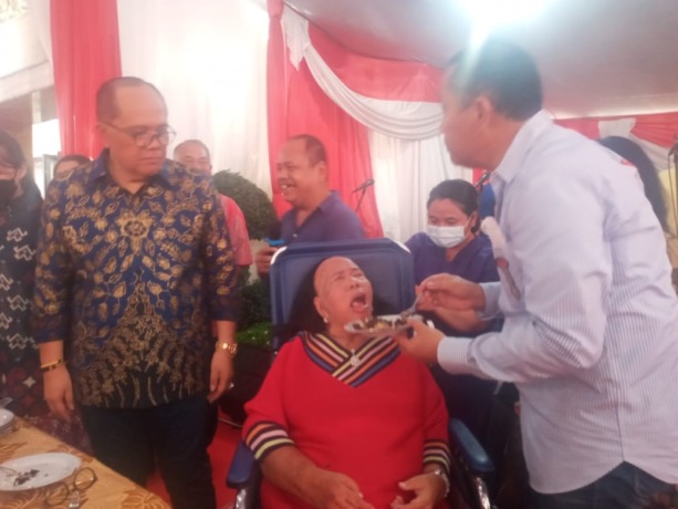 MENYUAPI: Wakil Ketua Komisi 2 DPR RI Junimart Girsang, dan pengacara kondang Juniver Girsang, menyuapi ibunda mereka, Rosdiana Tamauhur boru Munthe, saat menggelar syukuran ulang tahun keduanya, Sabtu (3/6) - Istimewa