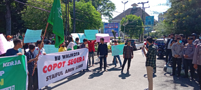 UNJUK RASA: Aksi Ikatan Pelajar Al Washliyah saat berunjuk rasa di depan Kantor DPRD Kota Pematangsiantar.