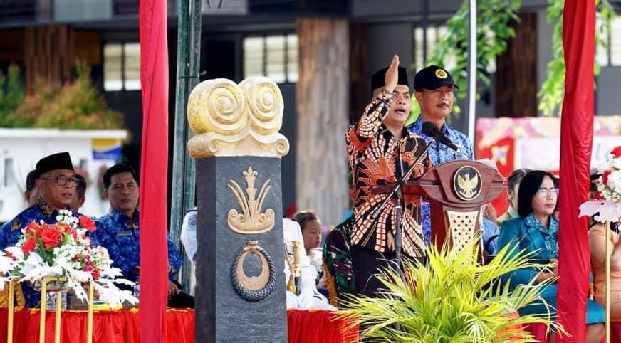 Ketua DPRD Nias Selatan, Elisati Halawa saat menyampaikan amanat Presiden Republik Indonesia pada upacara Hari Lahir Pancasila. Kamis, (1/6).
