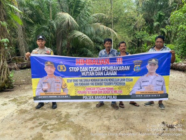 IMBAUAN: Kapolsek Bandar Pulau AKP Surianto, saat sosialisasi tentang larangan dan bahaya dari dampak kebakaran hutan dan lahan (karhutla), Sabtu (3/6) - Istimewa