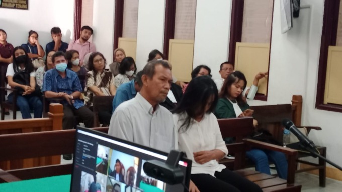 Daulat Napitupulu serta Lumongga Marsaulina Aruan terdakwa kasus korupsi menjalani sidang terpisah dengan terdakwa Saut Simbolon, Senin (5/6).