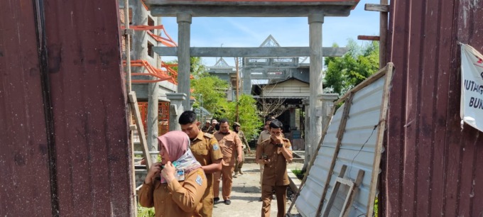 CEK: Tim terpadu saat melakukan pengecekan PBG ke kafe ala ala Jepang di Jalan Yos Sudarso, Kelurahan Cengkehturi, Binjai Utara - Teddy Akbari/Sumut Pos
