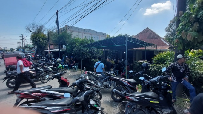 DILAYAT: Suasana rumah duka di Jalan Perintis Kemerdekaan, Kelurahan Kebun Lada, Binjai Utara - Teddy Akbari/Sumut Pos.