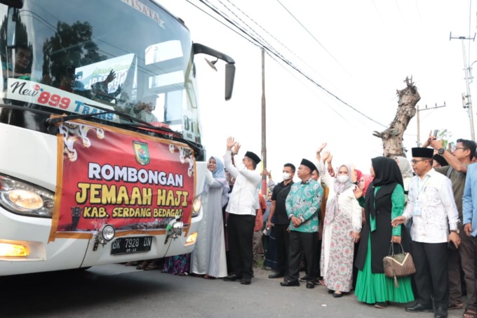 JAMAAH : Bupati Sergai H Darma Wijaya saat lepas jamaah haji Kabupaten Serdangbedagai.