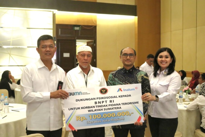 PT Indonesia Asahan Aluminium (Inalum) saat memberikan bantuan kepada 40 penyintas terorisme berupa dana pendidikan, pengembangan usaha dengan total 100 juta rupiah
