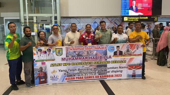 SAMBUT: Wabup Sergai Adlin Tambunan beserta Kadis Disporsbudpar Sergai Akmal dan rombongan menyambut kepulangan Abil di Bandara Kualanamu Internasional Airport, Minggu (11/6). (fad)