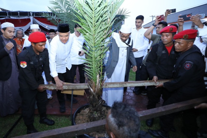 Bacapres 2024 dari PDIP, Ganjar Pranowo bersama Buya Ali Akbar menanam pohon kurma di kawasan Ponpes saat bersilaturahmi ke Ponpes Al Kautsar Al Akbar Medan, Minggu (11/6).