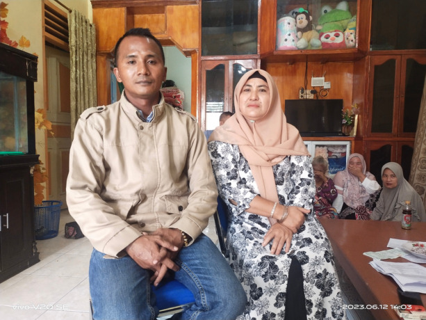 WAWANCARA: Aniswaty Laia sebagai korban penganiayaan oleh MW dan sekaligus pelapor Kasatreskrim Polres Nias Selatan bersama Kanit IV PPA dan Penyidik pembantu saat diwawancarai, Senin (12/6/2023)
