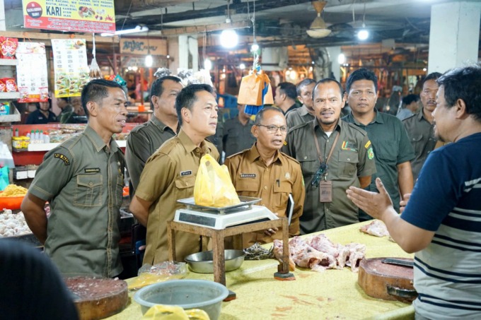 CEK: Kabag Perekonomian didampingi Dirut PUD Pasar, Dirut PUD RPH dan Dirops PUD Pasar mengecek langsung harga ayam di basement Pasar Petisah, Senin (12/6/2023).