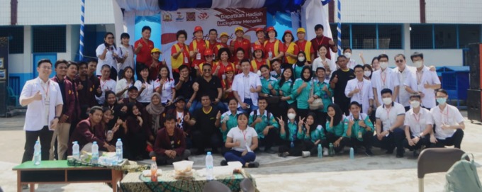 BAKTI SOSIAL: Tokoh Masyarakat Sumut Dr Parlindungan Purba MM bersama tim medis dan panitia Bakti Sosial Pengobatan Gratis Sambut Harkitnas di Kompleks Perguruan Samanhudi Tanjungpura, Minggu (11/6). (DEDDI MULIA PURBA/SUMUT POS)