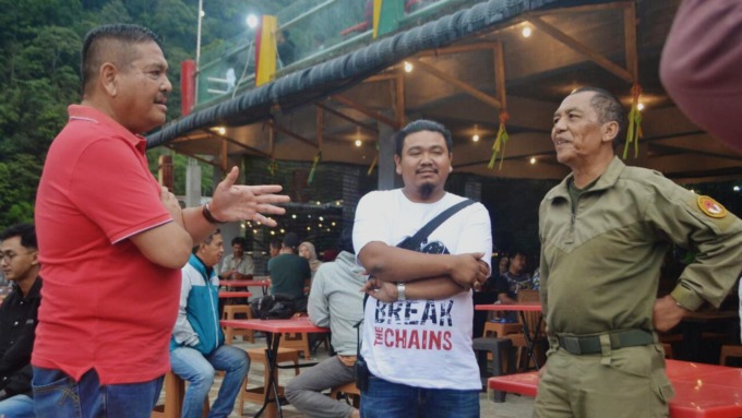 PAMAH SIMELIR: Tokoh masyarakat Sumut Dr Parlindungan Purba MM (kiri) mengunjungi objek wisata Panatapan Pamah Simelir di Desa Telagah, Kecamatan Sei Bingei - DEDDI MULIA PURBA/SUMUT POS.