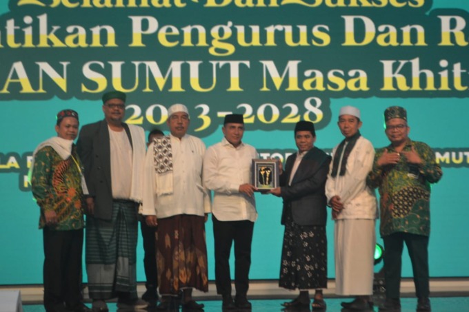 JATMAN SUMUT: Gubsu H Edy Rahmayadi menerima cendera mata dari KH Mashudi saat menghadiri pelantikan pengurus Jatman Idaroh Wustho Sumut, Senin (19/6) - DEDDI MULIA PURBA/SUMUT POS