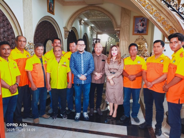 DIABADIKAN: Wakil Ketua DPP Partai Golkar juga Ketua Komisi II DPR-RI, DR H Ahmad Doli Kurnia diabadikan bersama Ketua Kosgoro 57 yang juga Ketua DPRD Dairi, Sabam Sibarani dan pengurus Kosgoro saat kunjungan ke Sidikalang, Dairi, Selasa (20/6/2023).RUDY