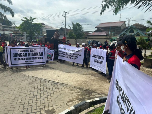 Aksi unjuk rasa yang merupakan aksi damai berkala dari karyawan PT Batuah Energi Prima menuntut pembukaan perusahaan, Rabu (21/6)