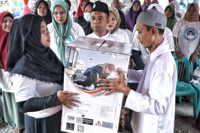 TGS Ganjar Sumut saat memberikan babtuan pengeras suara dan tikar kepada Majelis Taklim dan Perwiritan As Syafaah di Dusun IV, Desa Sipaku Area, Kecamatan Simpang Empat, Kabupaten Asahan, Sumatera Utara, Rabu (21/6).