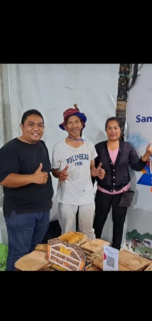 PAMERAN: pengrajin seni ukir (tengah) bersama istri dan pegawai BRI saat mengikuti pameran UMKM di Lapangan Benteng Medan tahun 2022.