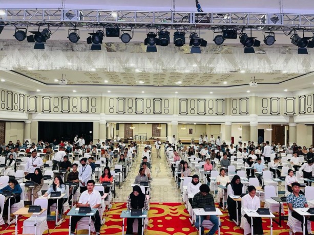 PESERTA: Para peserta yang mengikuti UM-CBT UGM, di Aula Raja Inal Siregar Kantor Gubernur Sumut, Kamis (22/6/2023) kemarin. Istimewa/Sumut Pos