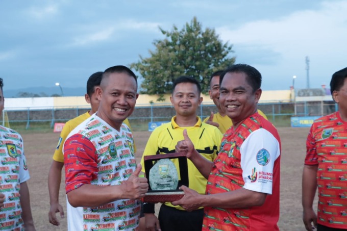 CENDERAMATA : Bupati Kebumen H. Arif Sugiyanto berikan cendramata dari Kebumen kepada Bupati Serdang Bedagai sebelum laga persahabatan.