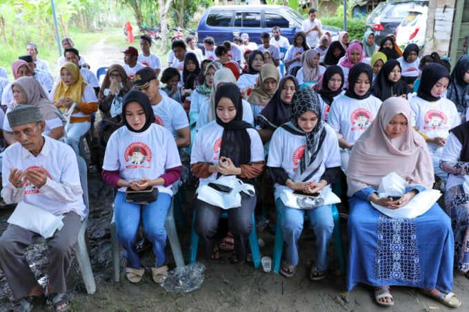 Usbat Ganjar Sumut Wilayah Kabupaten Langkat bersama masyarakat mengadakan pelatihan dan praktik mandi junub di Dusun Purwodadi, Desa Jati Sari, Kecamatan Padang Tualang, Langkat, Sumut, Minggu (25/6).