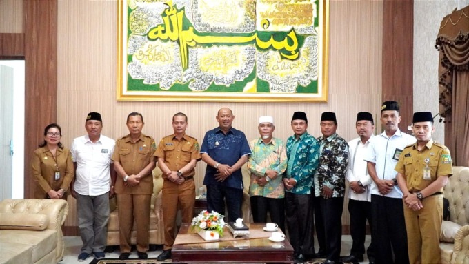 BERSAMA: Plt Bupati Langkat berfoto bersama pengurus FKUB Kabupaten Langkat.