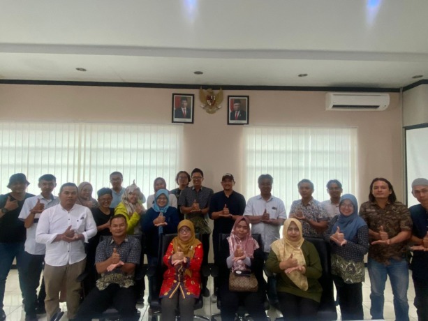 FOTO BERSAMA: Kepala BPJS Kesehatan Cabang Medan dr Yasmine, Kepala Bagian Mutu Layanan Faskes Kesehatan Medan Rice Handayani dan lainnya, foto bersama wartawan.