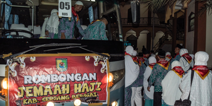 TIBA: Rombongan calon jamaah haji asal Serdang Bedagai turun dari bus setibanya di Asrama Haji Medan, Jalan AH Nasution Medan, Kamis (8/6) - Refinaldi Setiawan/JAWA POS.