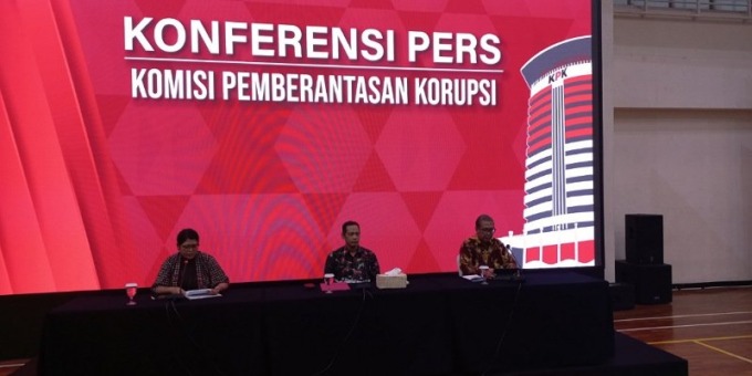 KONFERENSI PERS: Wakil Ketua KPK Nurul Ghufron (tengah) saat konferensi pers di kantornya, Jalan Kuningan Persada, Jakarta Selatan, Rabu (21/6) - istimewa/sumutpos.